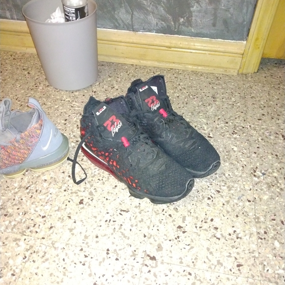 All LeBron shoes - Picture 9 of 10